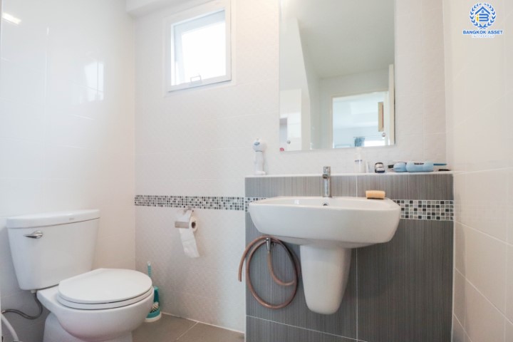 บ้านเดี่ยวมือสอง  ม.มัณฑนาเลค วัชรพล บ้านสวย จากแบรนด์ดัง * Land & House *  เนื้อที่ 50.30 ตร.ว. มาพร้อมฟังก์ชันจัดเต็ม 3 ห้องนอน 3 ห้องน้ำ บ้านสวยพร้อมเข้าอยู่ พร้อมแถมเครื่องปรับอากาศ 4 เครื่อง บนทำเลศักยภาพ เชื่อมต่อถนนหลายเส้นทาง ใกล้รถไฟฟ้า สถานี "สายหยุดและแยกคปอ"  และ ใกล้จุดขึ้นทางด่วน "รามอินทรา-อาจณรงค์"